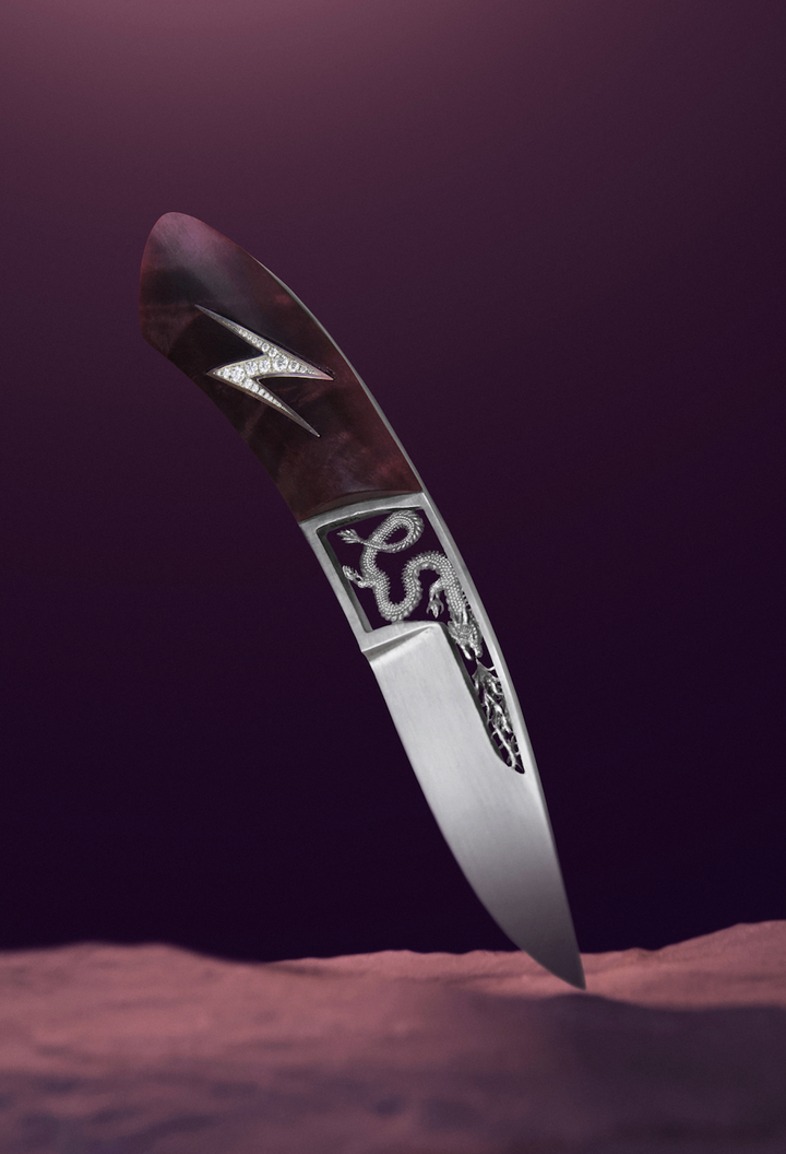 Luky Dragon, célébrant l'année du dragon en Chine. Diamants sertis dans de l'argent, bois d'érable ondé stabilisé, acier inoxydable Z40. Réalisé entièrement à la main par Ugo Mighali. 