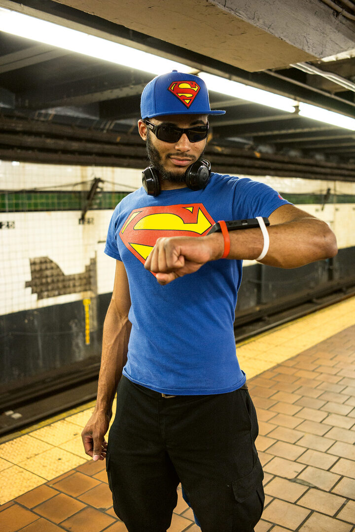 USA, New York: «Ce joggeur arrivait de Central Park. Nos chemins se sont croisés dans une bouche de métro. Son allure de super-héros m'a interpellée, mais plus encore, sa montre astucieuse: il avait ajusté son téléphone portable à son poignet avec deux gros élastiques, alliant l'esthétisme à l'utilitaire par le biais de la technologie. Et par-dessus tout, j'avais un décor de cinéma en arrière plan: une ambiance de métro délabré. On était dans la réalité ou une fiction?» 