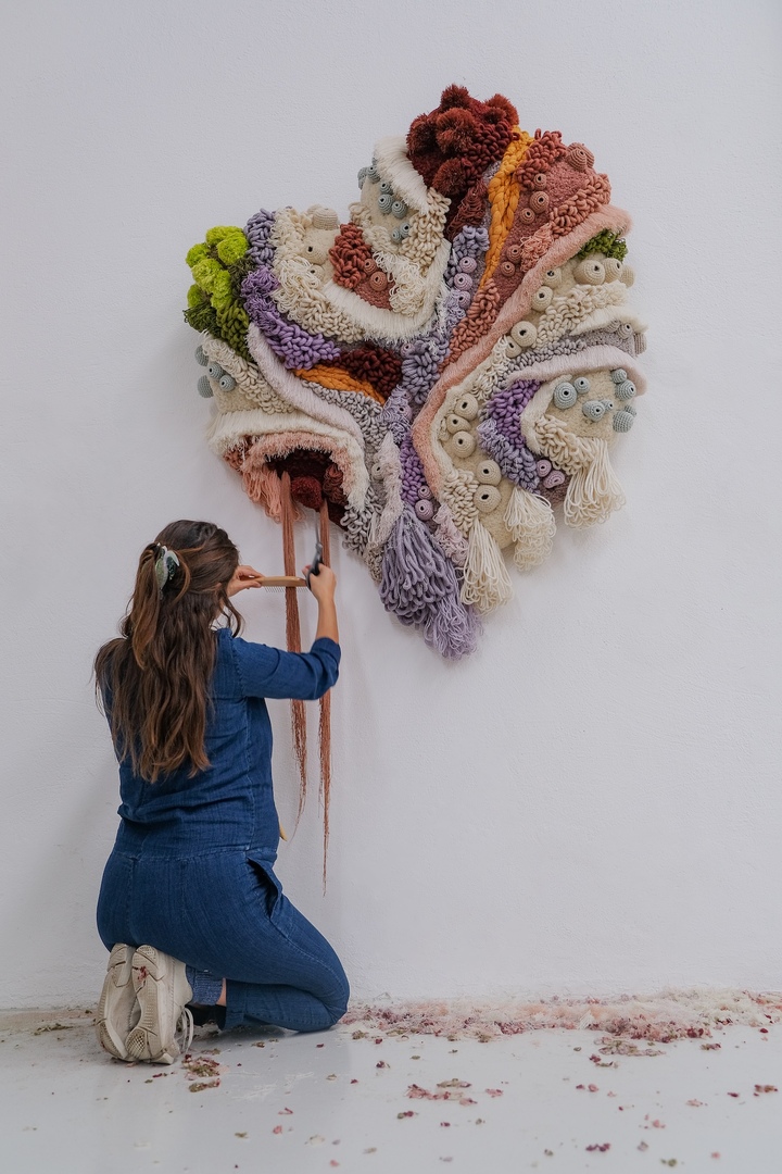 Vanessa Barragão, Vital IV, 2025. Laine, lyocell, jute et laiton; latch hook, crochet, feutrage et taille, env. 183 × 124 × 30 cm. Pièce unique en forme de cœur, entièrement réalisée à la main au Portugal à partir de fibres récupérées auprès de fabricants de vêtements.