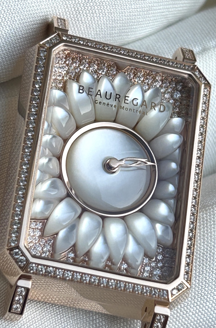 Le cadran de la montre Lili déploie 33 pétales de topaze, taillées et serties à la main, autour d'un disque central aux aiguilles en or 18 carats. En périphérie, 92 diamants de qualité RIVER illuminent cet objet précieux d'art mécanique. 