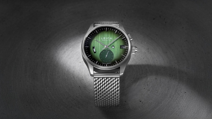 La Leica ZM 1 Urban Green, avec son cadran fumé noir distinctif arborant un profond dégradé du vert au noir, et son bracelet milanais en acier inoxydable.