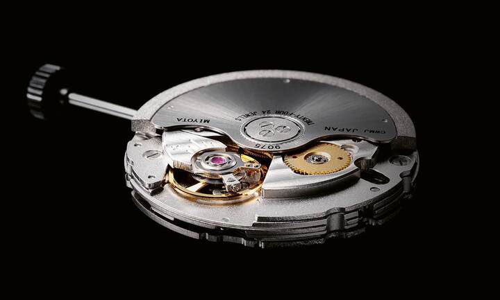 Le Miyota calibre 9075 est un mouvement automatique «true GMT», qui bat à 28'800 alt/h. Il s'agit de l'un des fleurons de la famille des séries 9 de Miyota, les mouvements «Premium Automatic».
