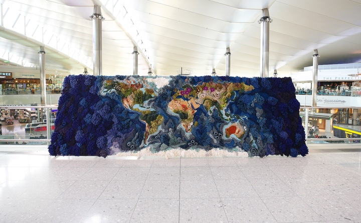 Vanessa Barragão, Botanical Tapestry, 2019. Huit kilogrammes de jute et de coton, quarante-deux kilogrammes de laine recyclée issue des rebuts de l'industrie textile portugaise: c'est le poids de matière qu'exige cette vaste carte du monde de 6 × 2 m, où continents et océans sont modelés au crochet, au latch hook et à l'aiguille à feutrer. Commandée pour célébrer le partenariat entre l'aéroport de Londres-Heathrow et les Royal Botanic Gardens de Kew, elle est installée dans le terminal 2.