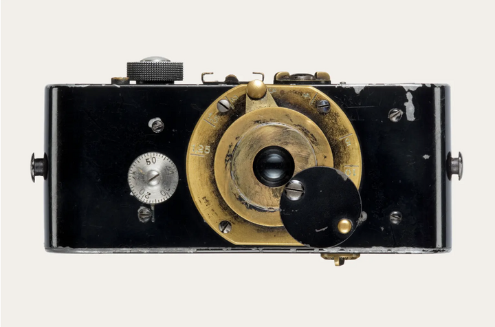 Le premier grand appareil photographique horizontal de Leitz fait son apparition sur le marché allemand en 1880. La véritable révolution intervient en 1914, lorsque le mécanicien de précision Oskar Barnack met au point un appareil plus petit et plus léger, sans compromis sur la qualité d'image: l'Ur-Leica, affectueusement surnommé «Lilliput». Premier appareil à utiliser du film cinéma 35 mm au format paysage, l'Ur-Leica rend la photographie mobile et adaptée à un usage quotidien. Symboliquement, il marque le début de l'histoire de Leica.