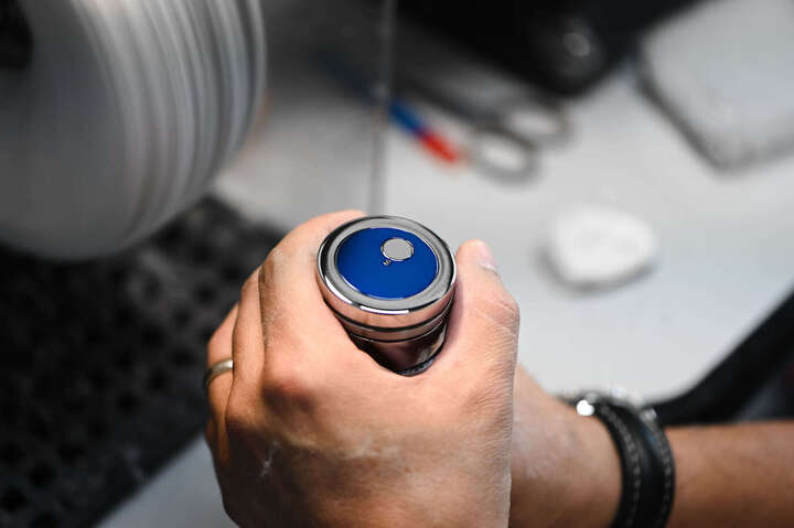 Polissage d'un cadran de Chronomètre Bleu après les étapes de vernis