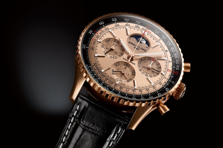 Breitling a aussi célébré ses 140 ans en présentant son premier mouvement chronographe à calendrier perpétuel, notamment sur ce modèle Navitimer B19 Chronograph 43 Perpetual Calendar 140th Anniversary.