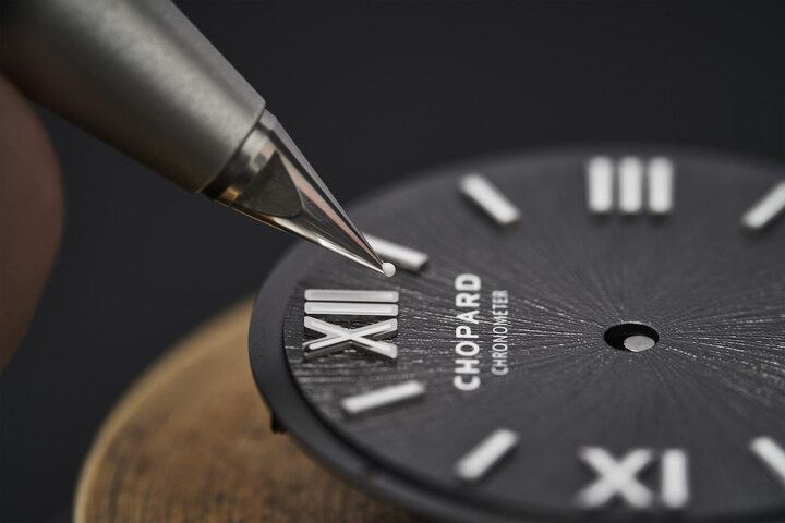 Pose de la matière luminescente Swiss Super-LumiNova® sur appliques