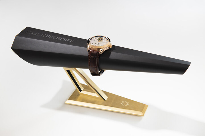À l'intérieur du coffret de la Manero Minute Repeater Symphony se cache une caisse de résonance conçue sur mesure, permettant de doubler le volume des répétitions minutes de la Symphony.