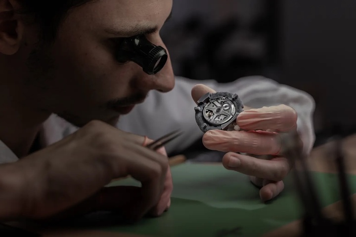 Les deux modèles sont équipés de mouvements automatiques, une première pour les montres Leica. Développé en partenariat avec l'horloger suisse Chronode, le calibre de manufacture Leica LA-3001 affiche une précision de -4/+6 secondes par jour et est testé dans cinq positions. Soigneusement fini, le mouvement se distingue par son rotor traité au ruthénium et offre une réserve de marche de 60 heures. L'alternance de surfaces sablées, brossées et polies fait une nouvelle fois écho au langage esthétique des appareils photo Leica.