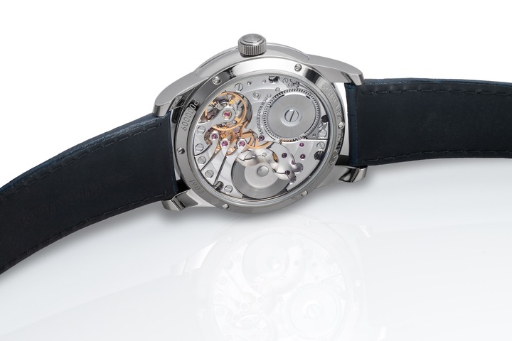 Au cœur de cette montre bat le mouvement ASE 320.00 à micro-rotor, entièrement conçu et assemblé à la main à La Chaux-de-Fonds. Son nouveau roulement à billes développé en interne assure une réserve de marche de 86 heures. Les six ponts aux angles polis et aux moulures de pierres concaves, la platine finement sablée et rhodiée, ainsi que les côtes de Genève circulaires et concentriques caractérisent ce mouvement.