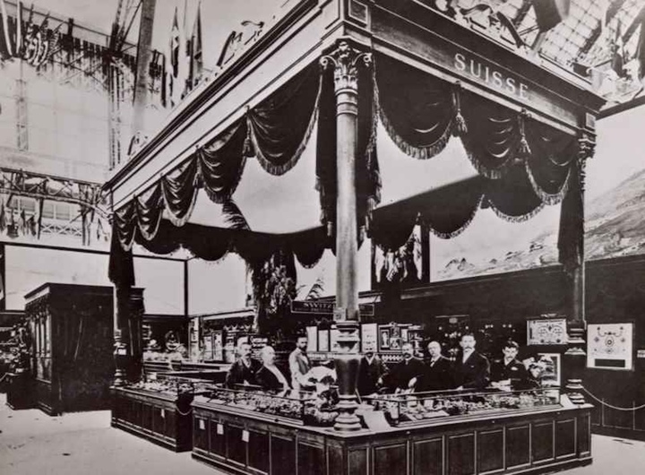 Le pavillon de la section suisse à l'Exposition universelle de Chicago, en 1893. Avec Charles-Émile Tissot (troisième à partir de la droite) et Gabriel-Marie Rouge-Feurtet (deuxième à partir de la droite). Archives Tissot.