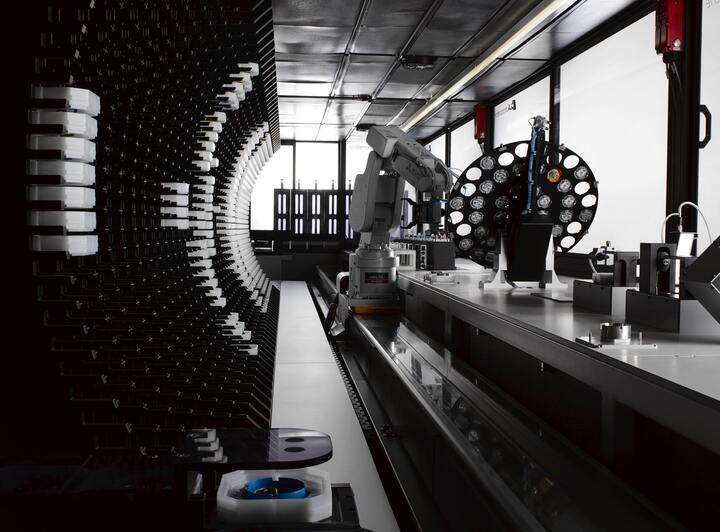 En fin de production, un bras robotisé effectue un contrôle de marche et associe le numéro de la puce RFID au numéro de la montre. Toutes les informations de construction sont ainsi liées au produit.