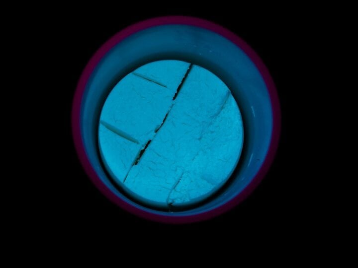 Pot en céramique contenant des blocs de Swiss Super LumiNova®.