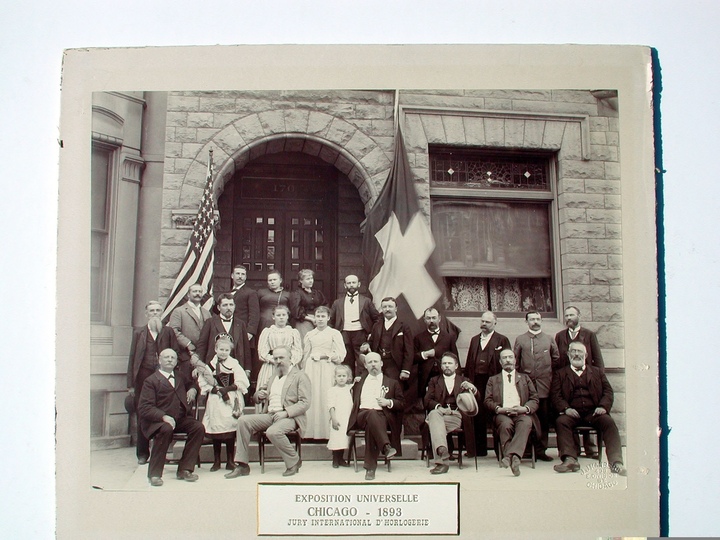 Jury international d'horlogerie de l'Exposition de Chicago, 1893. Avec Charles-Émile Tissot (assis au premier rang, à gauche) et Gabriel-Marie Rouge-Feurtet (assis au premier rang, deuxième à partir de la droite). Musée Tissot