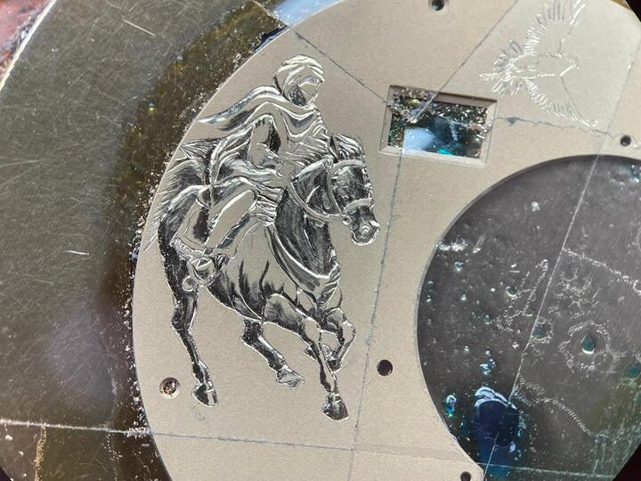 Bel exemple de gravure bas-reliefs à la main sur cette personnalisation d'une montre F.P. Journe.