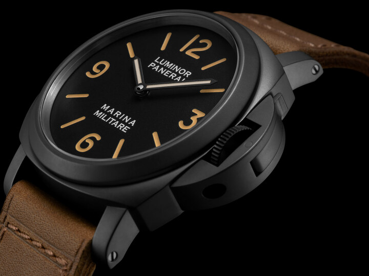 The Luminor Marina Militare PAM05218 revisits one of the most important milestones in the modern history of the Maison. Unveiled on 10 September 2025 at the opening of The Depths of Time exhibition, it pays tribute to the Luminor Marina Militare ref. 5218-202/A, which also made its debut in 1993, the same year as the Luminor ref. 5218-201/A and the Mare Nostrum ref. 5218-301/A.