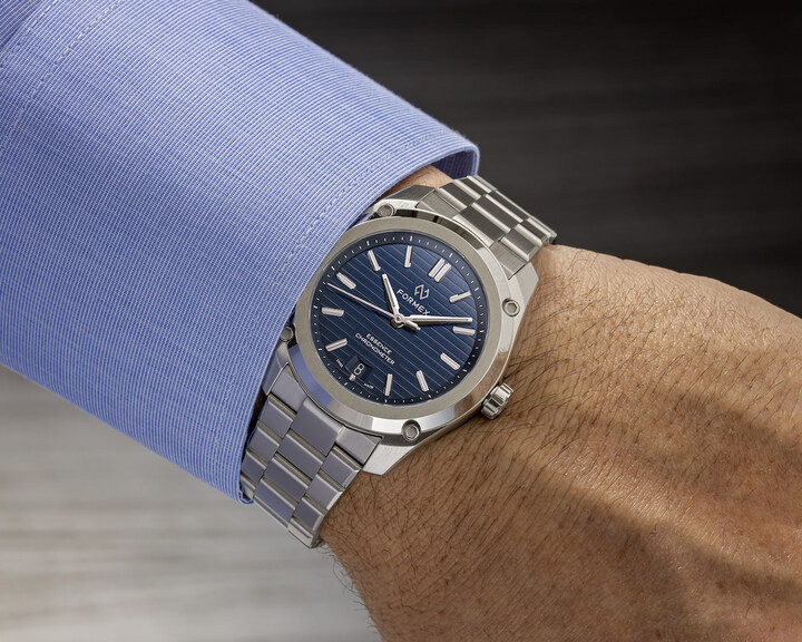 Le modèle Essence 39 mm à cadran bleu, certifié COSC, est le bestseller de Formex. A noter: le nouveau logo, plus élégant.