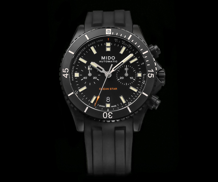Le modèle Ocean Star se décline pour la première fois en version chronographe cette année. Le Calibre 60 automatique de Mido se loge dans un boîtier en acier inox traité DLC noir. Le fond vissé révèle un relief poli d'étoile de mer.