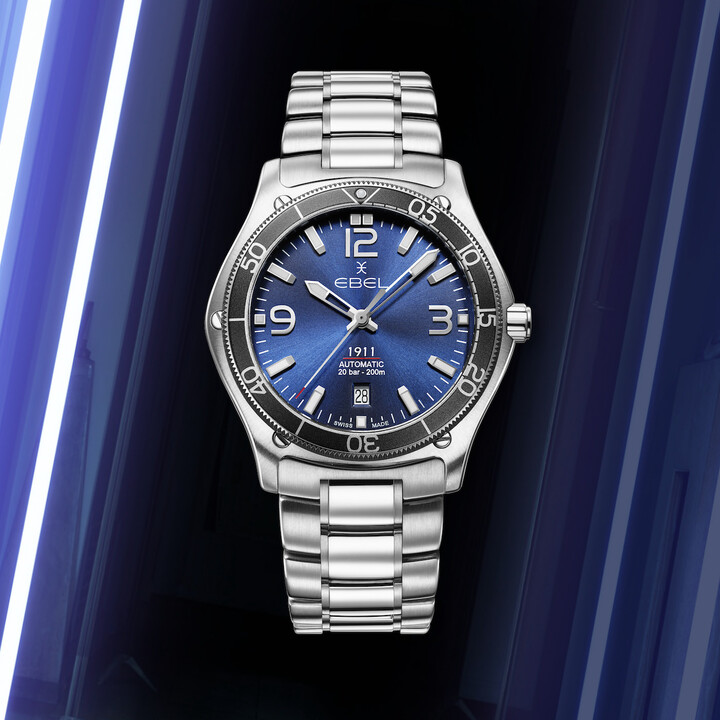D'un diamètre de 42 mm, la nouvelle Ebel 1911 Marine avec cadran galvanique bleu intense, étanchéité à 200 mètres et lunette rotative unidirectionnelle, est équipée d'un mouvement Sellita SW300-1 automatique.