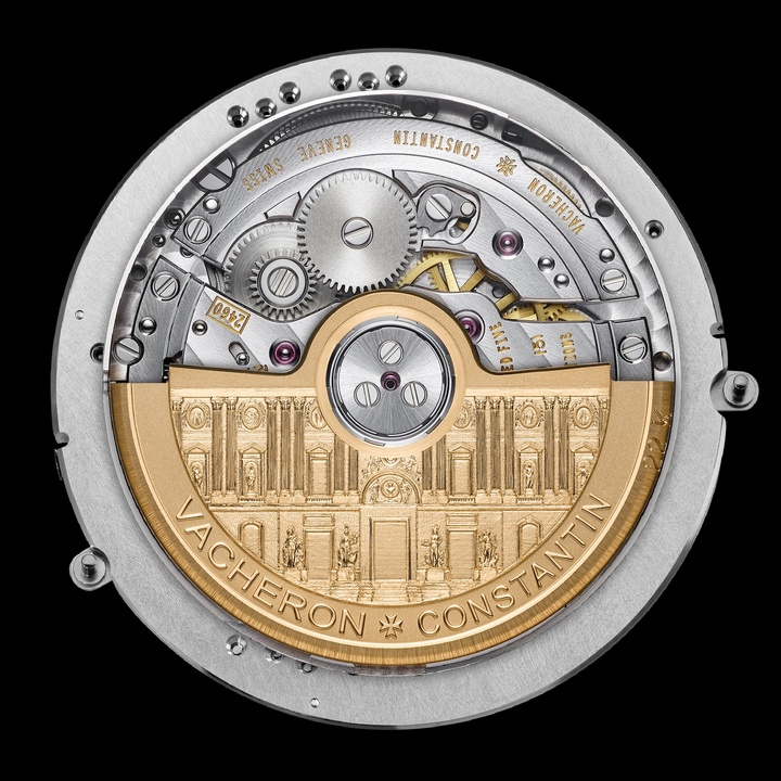 Dans un élégant clin d'œil au musée du Louvre, partenaire de Vacheron Constantin depuis 2019, chaque masse oscillante reproduit la façade orientale du musée et sa célèbre colonnade, conçue au 17ème siècle par Louis Le Vau, Claude Perrault et Charles Le Brun.