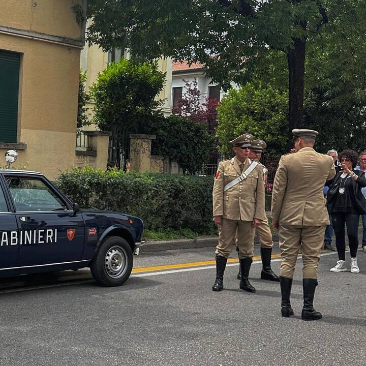 Les élégants carabineri ouvrent la voie pour les coureurs... et se prêtent volontiers au jeu des photographies.