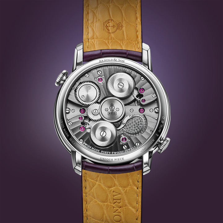 Après le jade impérial, la malachite ou l'ambre de la Baltique, Arnold & Son s'empare de la charoïte pour son dernier modèle Double Tourbillon.