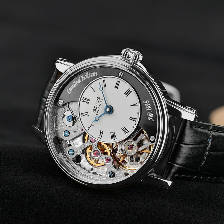 Modèle emblématique de la marque, la 3435 Verso 2 en édition limitée. Montre demi-squelette avec cadran en trois parties, modification artisanale d'Epos “Verso” et pulsomètre au dos.