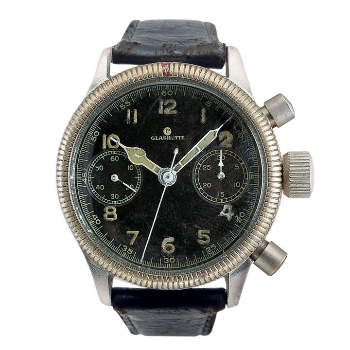 Le chronographe d'aviateur de Tutima de 1941, équipé du calibre manufacture UROFA 59. Premier chronographe allemand intégrant un Tempostopp, aujourd'hui appelé fonction flyback. Le modèle deviendra le Grand Flieger, référence emblématique de la marque encore aujourd'hui. 