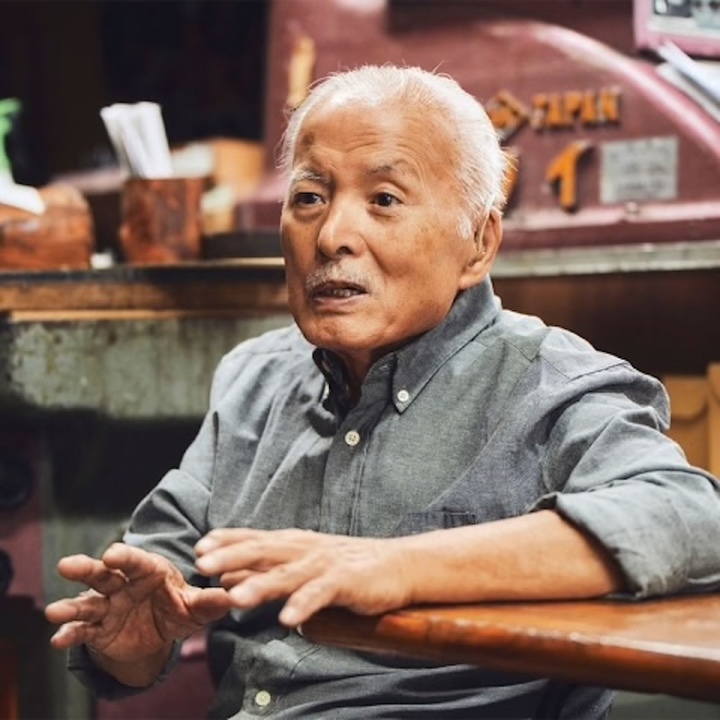 Okubo Kunio, spécialiste du cuir cuir «sukimo», l'un des partenaires de Knot à travers le Japon pour la conception de ses bracelets.