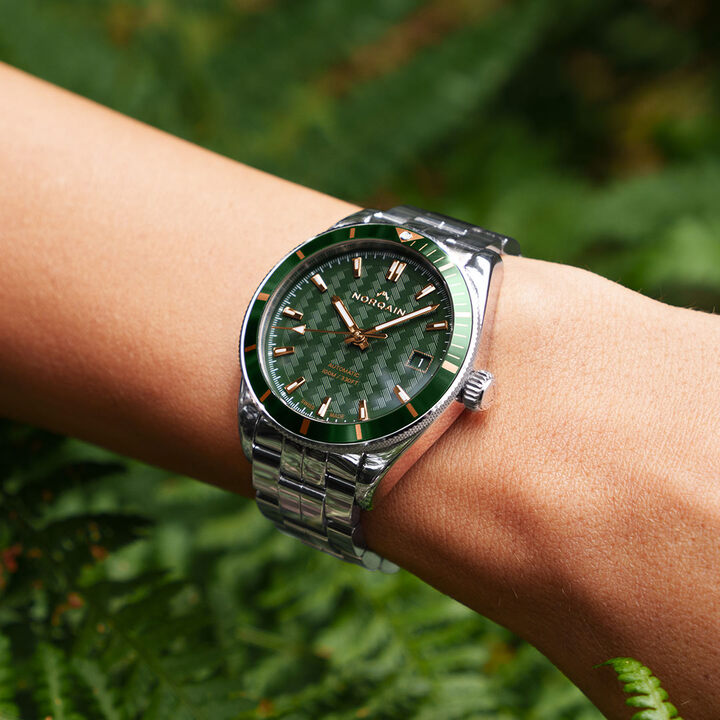  Muni d'un guichet date à 3 heures, ce modèle Adventure Sport automatique de 37 mm se distingue par le motif typique de la marque sur son cadran.