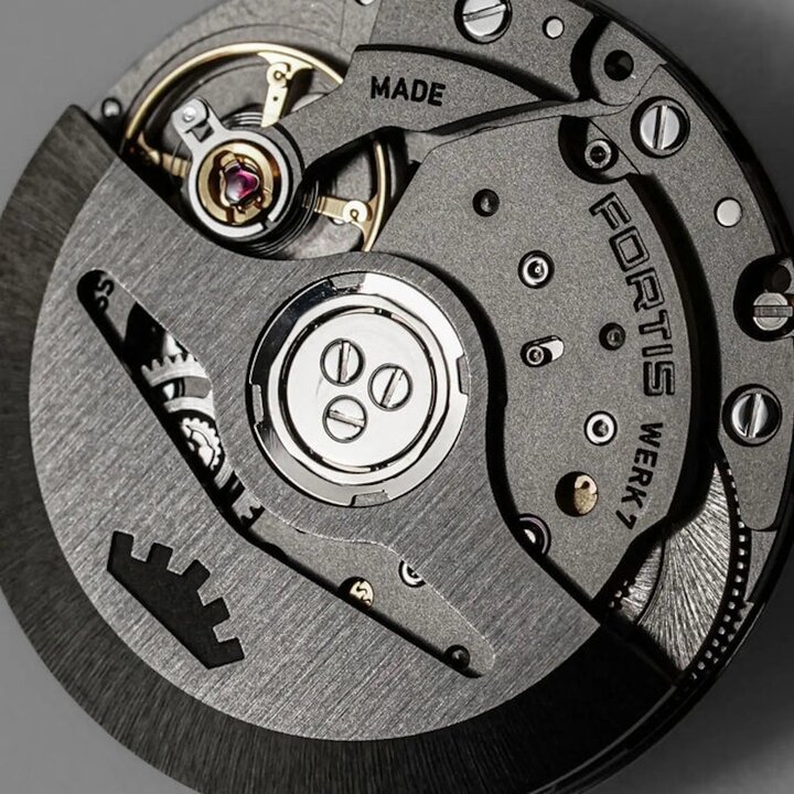 Le mouvement Werk 7 qui équipe le modèle Flieger F41 Mission Black lui assure une réserve de marche de 70 heures.