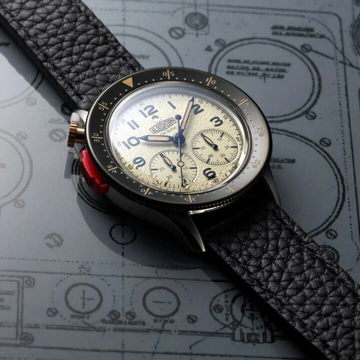 Limitée à 99 pièces, la Type 10 Officer s'inspire des chronographes de pilote d'après-guerre.