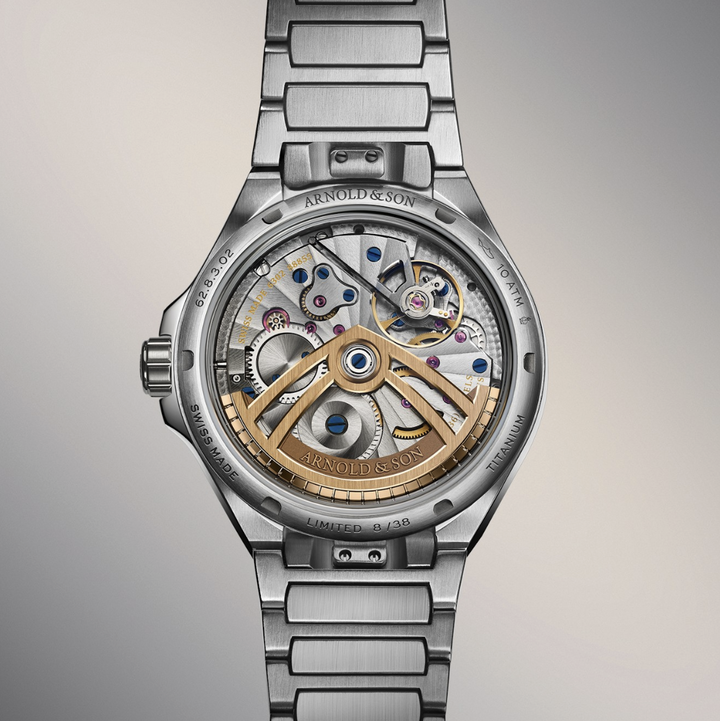 La montre Longitude 5°W en titane avec sa bague de lunette en or rouge 5N est inspirée par les chronomètres de marine réalisés en petite série par John Arnold à partir de 1775. 