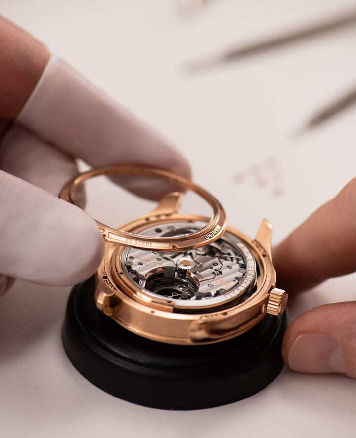 En 2008, Carl F. Bucherer a été la première à intégrer une masse oscillante périphérique dans une production en série, suivie dix ans plus tard d'un tourbillon périphérique. Les deux technologies sont associées à une répétition minutes à régulateur périphérique dans la Manero Minute Repeater Symphony Triple Peripheral.