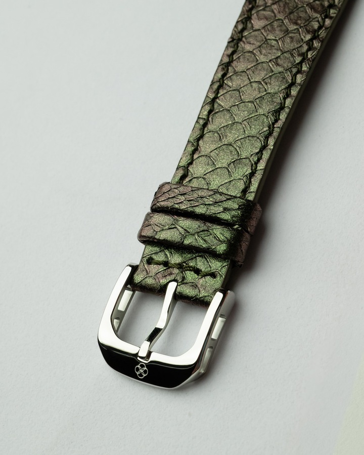Les bracelets en cuir marin, réalisés par Ictyos à partir de peaux de saumon recyclées, confèrent un côté reptilien supplémentaire aux deux modèles en édition limitée de 50 pièces chacun.