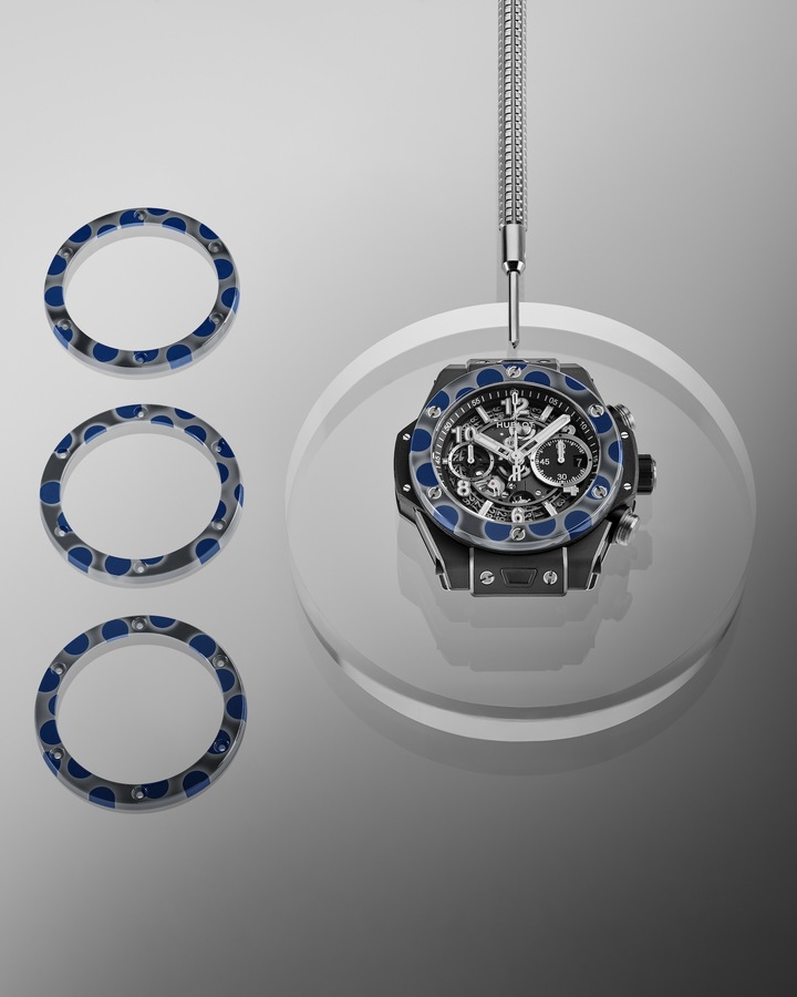 Hublot a présenté cette année une innovation qui a nécessité plusieurs années de développement: la céramique multicolore, baptisée «Magic Ceramic». . Sur la Big Bang Unico Magic Ceramic, la lunette en céramique gris foncé est parsemée de pastilles bleu soutenu, disposées selon un motif organique en apparence aléatoire. 