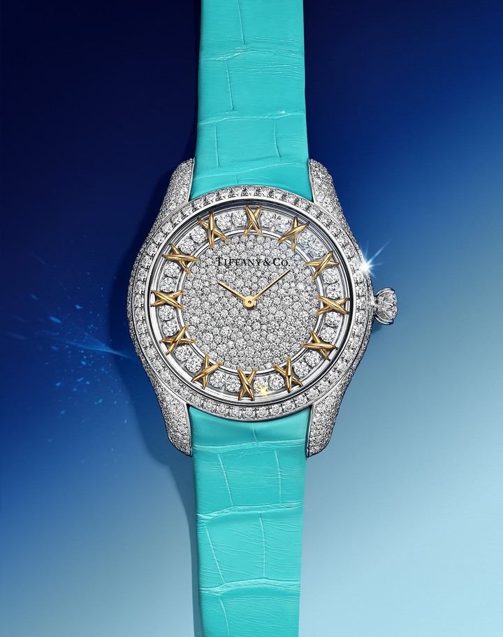 La montre Jean Schlumberger by Tiffany Twenty Four Stone est inspirée de la collection de bijoux Sixteen Stone. Comme sur le bijou, le cadran de la montre présente un anneau extérieur orné d'un motif de point de croix en or jaune 18 carats. Boîtier en or blanc 18 carats, 707 diamants, plus de 6,5 carats au total. 