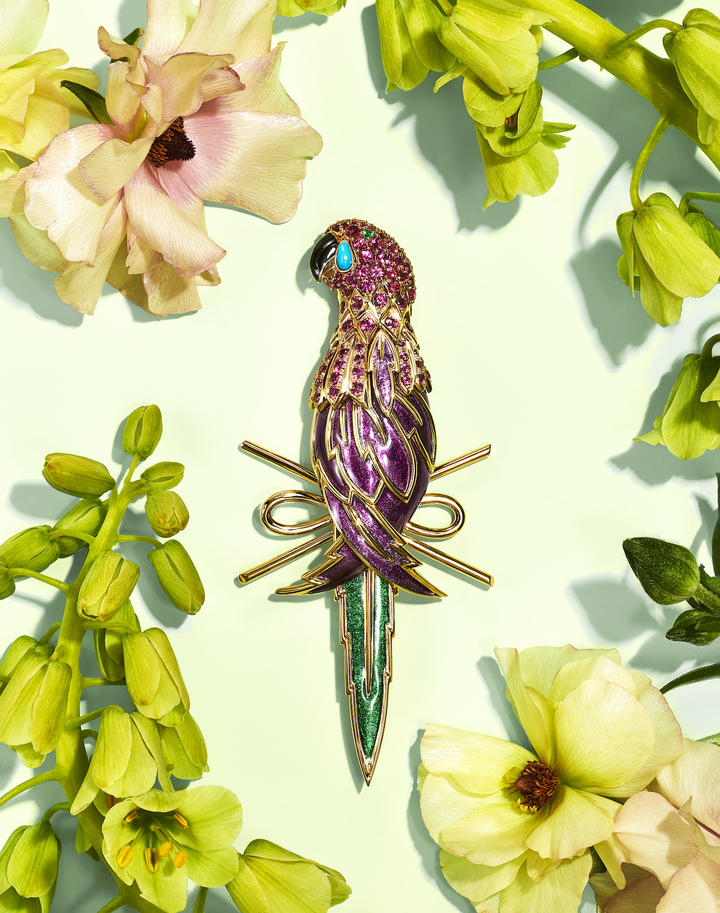 Tiffany & Co. - Schlumberger® Collection Botanica: Blue Book 2022, Broche Parrot Sabre en or jaune 18k avec émail paillonné prune clair et vert foncé, émail noir, saphirs roses, une émeraude et une turquoise