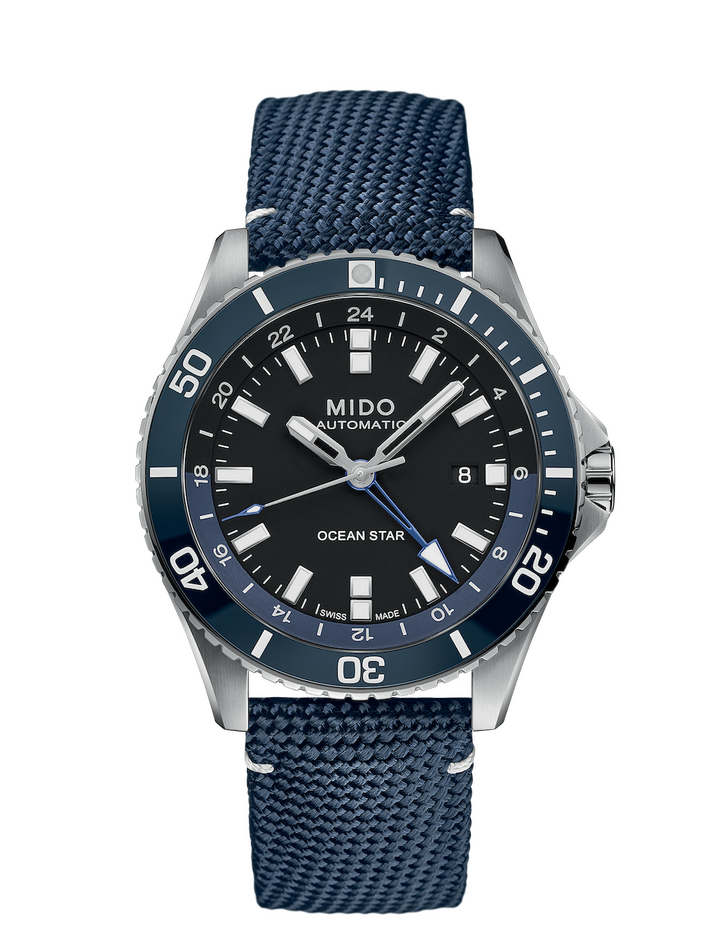Une nouvelle version de l'Ocean Star est équipée de la fonction GMT. Cadran noir velouté, lunette tournante en céramique bleue brillante. Les fuseaux horaires sont gravés sur le fond de cette montre dotée du Calibre 80, à la réserve de marche allant jusqu'à 80 heures.