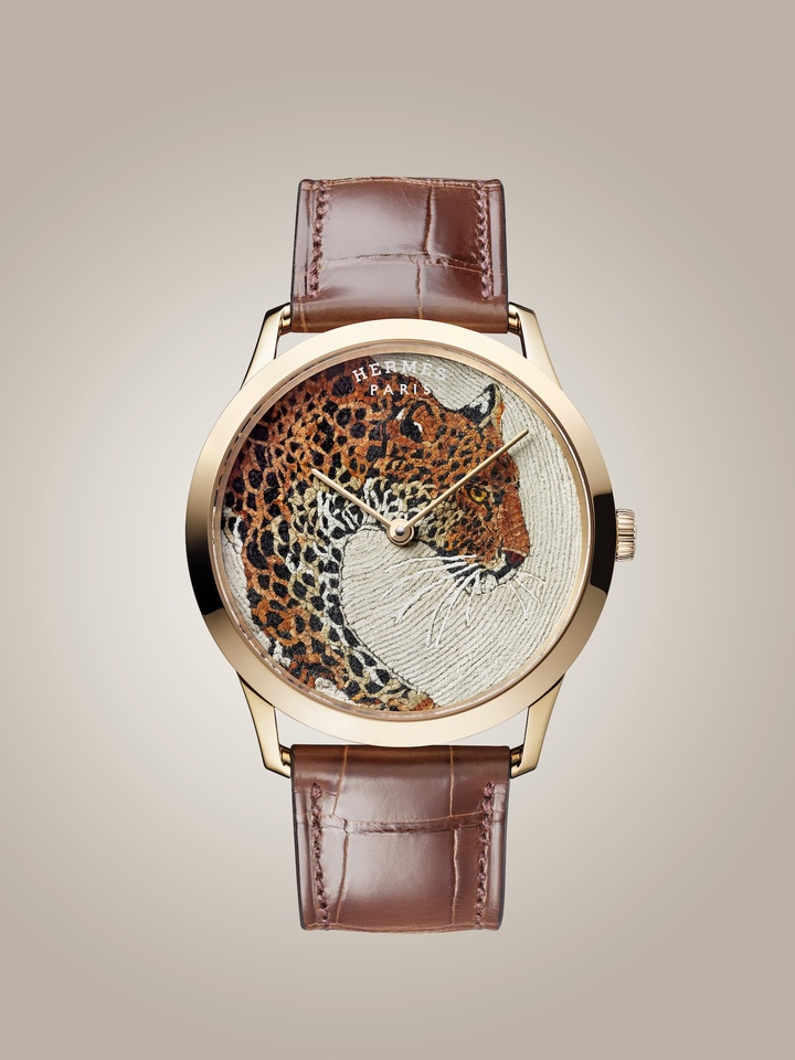 Slim d'Hermès Panthère (2024) en mosaïque et fils de cuir. Les moustaches comme le fond du cadran ont été réalisés en fils de cuir, innovation de l'atelier de cuir Hermès de Brügg.