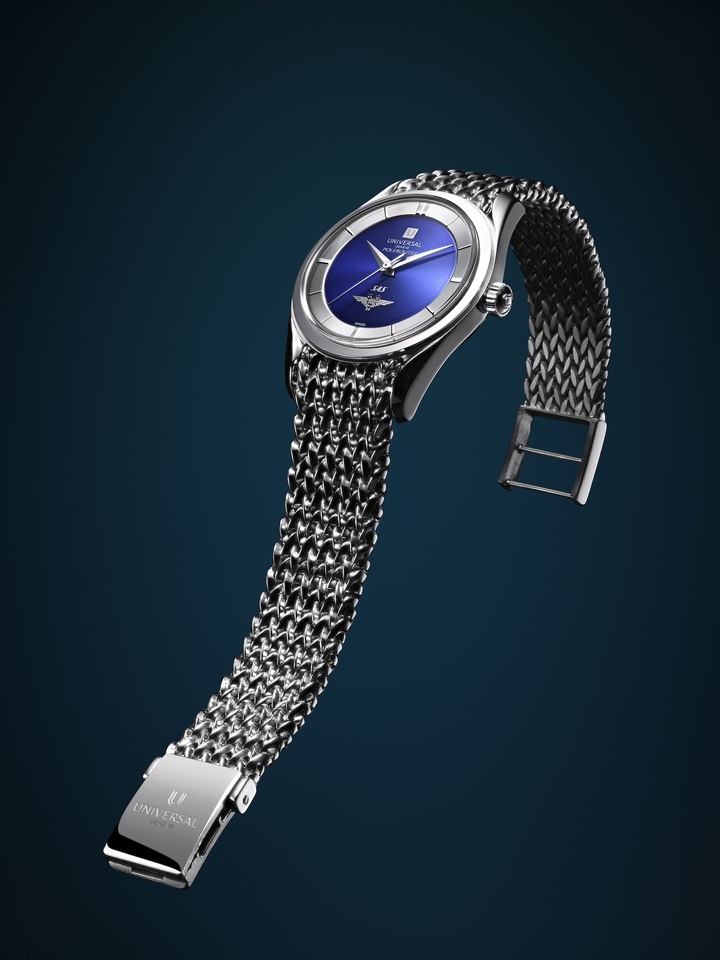 Cette pièce unique Universal Genève SAS Polerouter, au bracelet maille «polonaise» fabriqué à la main par Laurent Jolliet, a été vendue pour 71'120 CHF le 10 mai 2025 à Genève par la maison de ventes aux enchères Phillips (lot 75). Le résultat de cette vente a été offert à l'école d'arts de Genève afin de promouvoir la formation au métier de chaîniste.