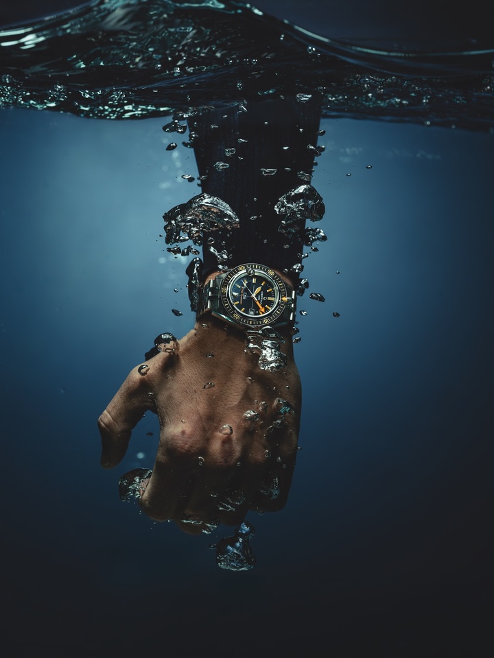 Avec la DS Super PH2000M, Certina signe la première montre PH capable d'atteindre 2'000 mètres. Une nouvelle référence pour la collection de plongée de la marque, équipée d'un boîtier en titane grade 2, d'une valve à hélium et du mouvement Powermatic 80.