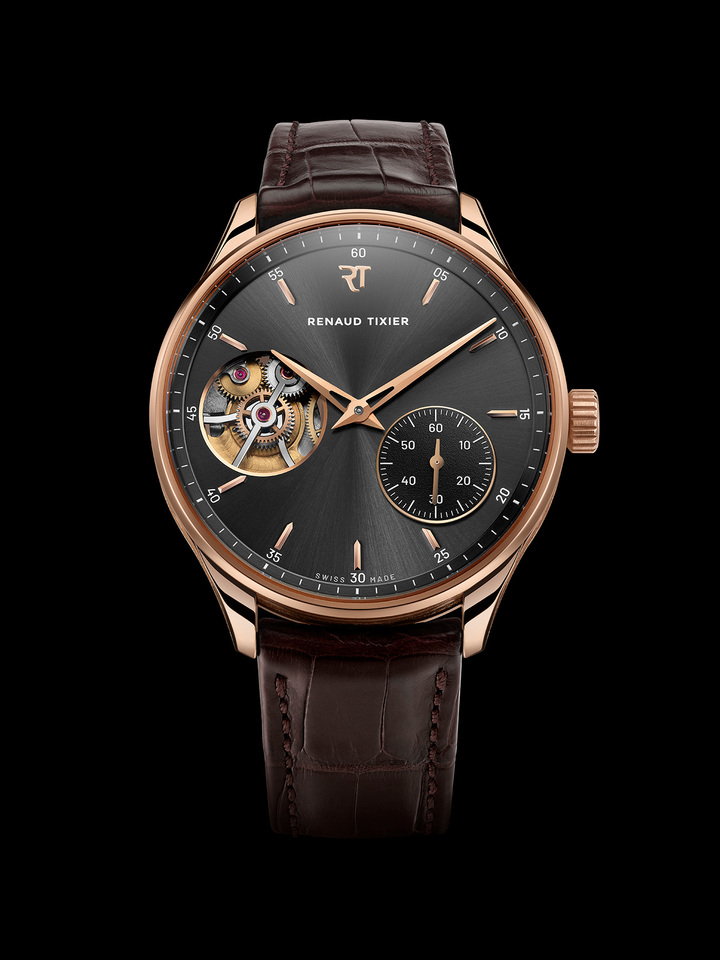 La Renaud Tixier Monday. Boîtier en or rose 5N+ ou en or gris, d'un diamètre de 38,8 mm et d'une épaisseur de 6,86 mm. Sous la glace saphir, le cadran est soleillé/grené et gris ardoise ou argenté Montée sur bracelet cuir de veau/alligator noir, marron ou bleu marine, cousu main, boucle ardillon en or jaune 18 ct. ou or gris 18 ct.